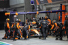 GP SINGAPORE, Lando Norris (GBR) McLaren MCL39 makes a pit stop.

05.10.2025. Formula 1 World Championship, Rd 18, Singapore Grand Prix, Marina Bay Street Circuit, Singapore, Gara Day.

- www.xpbimages.com, EMail: requests@xpbimages.com © Copyright: Batchelor / XPB Images