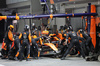 GP SINGAPORE, Lando Norris (GBR) McLaren MCL39 makes a pit stop.

05.10.2025. Formula 1 World Championship, Rd 18, Singapore Grand Prix, Marina Bay Street Circuit, Singapore, Gara Day.

- www.xpbimages.com, EMail: requests@xpbimages.com © Copyright: Batchelor / XPB Images