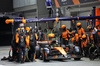 GP SINGAPORE, Lando Norris (GBR) McLaren MCL39 makes a pit stop.

05.10.2025. Formula 1 World Championship, Rd 18, Singapore Grand Prix, Marina Bay Street Circuit, Singapore, Gara Day.

- www.xpbimages.com, EMail: requests@xpbimages.com © Copyright: Batchelor / XPB Images