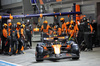 GP SINGAPORE, Lando Norris (GBR) McLaren MCL39 makes a pit stop.

05.10.2025. Formula 1 World Championship, Rd 18, Singapore Grand Prix, Marina Bay Street Circuit, Singapore, Gara Day.

- www.xpbimages.com, EMail: requests@xpbimages.com © Copyright: Batchelor / XPB Images