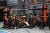 GP SINGAPORE, Oscar Piastri (AUS) McLaren MCL39 makes a pit stop.

05.10.2025. Formula 1 World Championship, Rd 18, Singapore Grand Prix, Marina Bay Street Circuit, Singapore, Gara Day.

- www.xpbimages.com, EMail: requests@xpbimages.com © Copyright: Batchelor / XPB Images