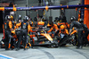 GP SINGAPORE, Oscar Piastri (AUS) McLaren MCL39 makes a pit stop.

05.10.2025. Formula 1 World Championship, Rd 18, Singapore Grand Prix, Marina Bay Street Circuit, Singapore, Gara Day.

- www.xpbimages.com, EMail: requests@xpbimages.com © Copyright: Batchelor / XPB Images