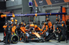 GP SINGAPORE, Oscar Piastri (AUS) McLaren MCL39 makes a pit stop.

05.10.2025. Formula 1 World Championship, Rd 18, Singapore Grand Prix, Marina Bay Street Circuit, Singapore, Gara Day.

- www.xpbimages.com, EMail: requests@xpbimages.com © Copyright: Batchelor / XPB Images