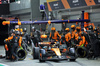 GP SINGAPORE, Oscar Piastri (AUS) McLaren MCL39 makes a pit stop.

05.10.2025. Formula 1 World Championship, Rd 18, Singapore Grand Prix, Marina Bay Street Circuit, Singapore, Gara Day.

- www.xpbimages.com, EMail: requests@xpbimages.com © Copyright: Batchelor / XPB Images