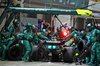 GP SINGAPORE, Fernando Alonso (ESP) Aston Martin F1 Team AMR25 makes a pit stop.

05.10.2025. Formula 1 World Championship, Rd 18, Singapore Grand Prix, Marina Bay Street Circuit, Singapore, Gara Day.

- www.xpbimages.com, EMail: requests@xpbimages.com © Copyright: Batchelor / XPB Images