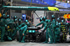 GP SINGAPORE, Fernando Alonso (ESP) Aston Martin F1 Team AMR25 makes a pit stop.

05.10.2025. Formula 1 World Championship, Rd 18, Singapore Grand Prix, Marina Bay Street Circuit, Singapore, Gara Day.

- www.xpbimages.com, EMail: requests@xpbimages.com © Copyright: Batchelor / XPB Images