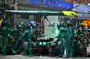 GP SINGAPORE, Fernando Alonso (ESP) Aston Martin F1 Team AMR25 makes a pit stop.

05.10.2025. Formula 1 World Championship, Rd 18, Singapore Grand Prix, Marina Bay Street Circuit, Singapore, Gara Day.

- www.xpbimages.com, EMail: requests@xpbimages.com © Copyright: Batchelor / XPB Images