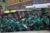 GP SINGAPORE, Lance Stroll (CDN) Aston Martin F1 Team AMR25 makes a pit stop.

05.10.2025. Formula 1 World Championship, Rd 18, Singapore Grand Prix, Marina Bay Street Circuit, Singapore, Gara Day.

- www.xpbimages.com, EMail: requests@xpbimages.com © Copyright: Batchelor / XPB Images