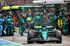 GP SINGAPORE, Lance Stroll (CDN) Aston Martin F1 Team AMR25 makes a pit stop.

05.10.2025. Formula 1 World Championship, Rd 18, Singapore Grand Prix, Marina Bay Street Circuit, Singapore, Gara Day.

- www.xpbimages.com, EMail: requests@xpbimages.com © Copyright: Batchelor / XPB Images