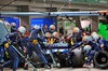GP SINGAPORE, Alexander Albon (THA) Atlassian Williams Racing FW47 makes a pit stop.

05.10.2025. Formula 1 World Championship, Rd 18, Singapore Grand Prix, Marina Bay Street Circuit, Singapore, Gara Day.

- www.xpbimages.com, EMail: requests@xpbimages.com © Copyright: Batchelor / XPB Images