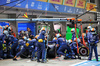 GP SINGAPORE, Alexander Albon (THA) Atlassian Williams Racing FW47 makes a pit stop.

05.10.2025. Formula 1 World Championship, Rd 18, Singapore Grand Prix, Marina Bay Street Circuit, Singapore, Gara Day.

- www.xpbimages.com, EMail: requests@xpbimages.com © Copyright: Batchelor / XPB Images