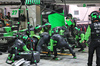 GP SINGAPORE, Nico Hulkenberg (GER) Sauber C45 makes a pit stop e changes a front wing.

05.10.2025. Formula 1 World Championship, Rd 18, Singapore Grand Prix, Marina Bay Street Circuit, Singapore, Gara Day.

- www.xpbimages.com, EMail: requests@xpbimages.com © Copyright: Batchelor / XPB Images