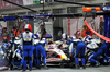 GP SINGAPORE, Liam Lawson (NZL) Racing Bulls VCARB 02 makes a pit stop.

05.10.2025. Formula 1 World Championship, Rd 18, Singapore Grand Prix, Marina Bay Street Circuit, Singapore, Gara Day.

- www.xpbimages.com, EMail: requests@xpbimages.com © Copyright: Batchelor / XPB Images