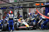 GP SINGAPORE, Liam Lawson (NZL) Racing Bulls VCARB 02 makes a pit stop.

05.10.2025. Formula 1 World Championship, Rd 18, Singapore Grand Prix, Marina Bay Street Circuit, Singapore, Gara Day.

- www.xpbimages.com, EMail: requests@xpbimages.com © Copyright: Batchelor / XPB Images
