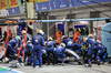 GP SINGAPORE, Carlos Sainz (ESP) Atlassian Williams Racing FW47 makes a pit stop.

05.10.2025. Formula 1 World Championship, Rd 18, Singapore Grand Prix, Marina Bay Street Circuit, Singapore, Gara Day.

- www.xpbimages.com, EMail: requests@xpbimages.com © Copyright: Batchelor / XPB Images