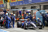 GP SINGAPORE, Carlos Sainz (ESP) Atlassian Williams Racing FW47 makes a pit stop.

05.10.2025. Formula 1 World Championship, Rd 18, Singapore Grand Prix, Marina Bay Street Circuit, Singapore, Gara Day.

- www.xpbimages.com, EMail: requests@xpbimages.com © Copyright: Batchelor / XPB Images
