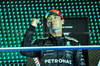 GP SINGAPORE, Gara winner George Russell (GBR) Mercedes AMG F1 celebrates on the podium.

05.10.2025. Formula 1 World Championship, Rd 18, Singapore Grand Prix, Marina Bay Street Circuit, Singapore, Gara Day.

- www.xpbimages.com, EMail: requests@xpbimages.com © Copyright: Batchelor / XPB Images