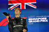 GP SINGAPORE, Gara winner George Russell (GBR) Mercedes AMG F1 celebrates on the podium.

05.10.2025. Formula 1 World Championship, Rd 18, Singapore Grand Prix, Marina Bay Street Circuit, Singapore, Gara Day.

- www.xpbimages.com, EMail: requests@xpbimages.com © Copyright: Batchelor / XPB Images