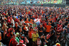 GP SINGAPORE, Circuit Atmosfera - fans at the podium.

05.10.2025. Formula 1 World Championship, Rd 18, Singapore Grand Prix, Marina Bay Street Circuit, Singapore, Gara Day.

- www.xpbimages.com, EMail: requests@xpbimages.com © Copyright: Batchelor / XPB Images