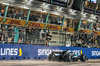 GP SINGAPORE, Gara winner George Russell (GBR) Mercedes AMG F1 W16 celebrates as he passes the team at the end of the race.

05.10.2025. Formula 1 World Championship, Rd 18, Singapore Grand Prix, Marina Bay Street Circuit, Singapore, Gara Day.

- www.xpbimages.com, EMail: requests@xpbimages.com © Copyright: Bearne / XPB Images