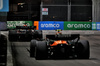 GP SINGAPORE, Max Verstappen (NLD) Red Bull Racing RB21 e Lando Norris (GBR) McLaren MCL39.

05.10.2025. Formula 1 World Championship, Rd 18, Singapore Grand Prix, Marina Bay Street Circuit, Singapore, Gara Day.

 - www.xpbimages.com, EMail: requests@xpbimages.com © Copyright: Rew / XPB Images