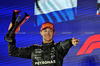 GP SINGAPORE, Gara winner George Russell (GBR) Mercedes AMG F1 celebrates on the podium.

05.10.2025. Formula 1 World Championship, Rd 18, Singapore Grand Prix, Marina Bay Street Circuit, Singapore, Gara Day.

 - www.xpbimages.com, EMail: requests@xpbimages.com © Copyright: Rew / XPB Images