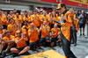 GP SINGAPORE, Oscar Piastri (AUS) McLaren celebrates winning the Constructors' Championship with the team.

05.10.2025. Formula 1 World Championship, Rd 18, Singapore Grand Prix, Marina Bay Street Circuit, Singapore, Gara Day.

- www.xpbimages.com, EMail: requests@xpbimages.com © Copyright: Moy / XPB Images