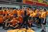 GP SINGAPORE, Oscar Piastri (AUS) McLaren celebrates winning the Constructors' Championship with the team.

05.10.2025. Formula 1 World Championship, Rd 18, Singapore Grand Prix, Marina Bay Street Circuit, Singapore, Gara Day.

- www.xpbimages.com, EMail: requests@xpbimages.com © Copyright: Moy / XPB Images