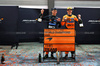 GP SINGAPORE, (L to R):Lando Norris (GBR) McLaren e Oscar Piastri (AUS) McLaren celebrate winning the Constructors' Championship with the team.

05.10.2025. Formula 1 World Championship, Rd 18, Singapore Grand Prix, Marina Bay Street Circuit, Singapore, Gara Day.

- www.xpbimages.com, EMail: requests@xpbimages.com © Copyright: Moy / XPB Images