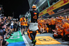 GP SINGAPORE, Lando Norris (GBR) McLaren celebrates winning the Constructors' Championship with the team.

05.10.2025. Formula 1 World Championship, Rd 18, Singapore Grand Prix, Marina Bay Street Circuit, Singapore, Gara Day.

- www.xpbimages.com, EMail: requests@xpbimages.com © Copyright: Charniaux / XPB Images