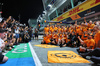 GP SINGAPORE, (L to R): Lando Norris (GBR) McLaren e Oscar Piastri (AUS) McLaren celebrate winning the Constructors' Championship with the team.

05.10.2025. Formula 1 World Championship, Rd 18, Singapore Grand Prix, Marina Bay Street Circuit, Singapore, Gara Day.

- www.xpbimages.com, EMail: requests@xpbimages.com © Copyright: Charniaux / XPB Images