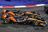 GP SINGAPORE, Oscar Piastri (AUS) McLaren MCL39 e Lando Norris (GBR) McLaren MCL39 battle for position at the partenza of the race.

05.10.2025. Formula 1 World Championship, Rd 18, Singapore Grand Prix, Marina Bay Street Circuit, Singapore, Gara Day.

- www.xpbimages.com, EMail: requests@xpbimages.com © Copyright: Moy / XPB Images