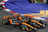 GP SINGAPORE, Oscar Piastri (AUS) McLaren MCL39 e Lando Norris (GBR) McLaren MCL39 battle for position at the partenza of the race.

05.10.2025. Formula 1 World Championship, Rd 18, Singapore Grand Prix, Marina Bay Street Circuit, Singapore, Gara Day.

- www.xpbimages.com, EMail: requests@xpbimages.com © Copyright: Moy / XPB Images