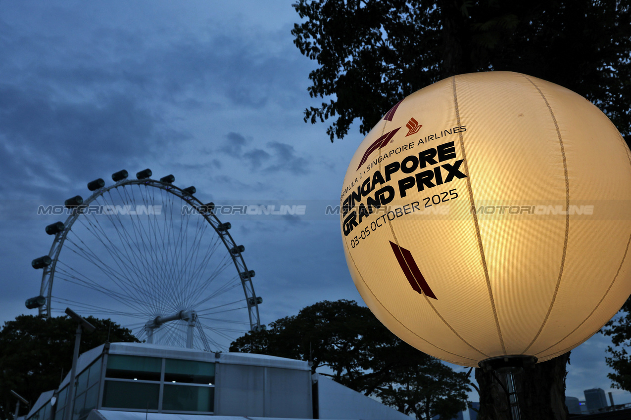 GP SINGAPORE, Paddock Atmosfera.

02.10.2025. Formula 1 World Championship, Rd 18, Singapore Grand Prix, Marina Bay Street Circuit, Singapore, Preparation Day.

- www.xpbimages.com, EMail: requests@xpbimages.com © Copyright: Moy / XPB Images