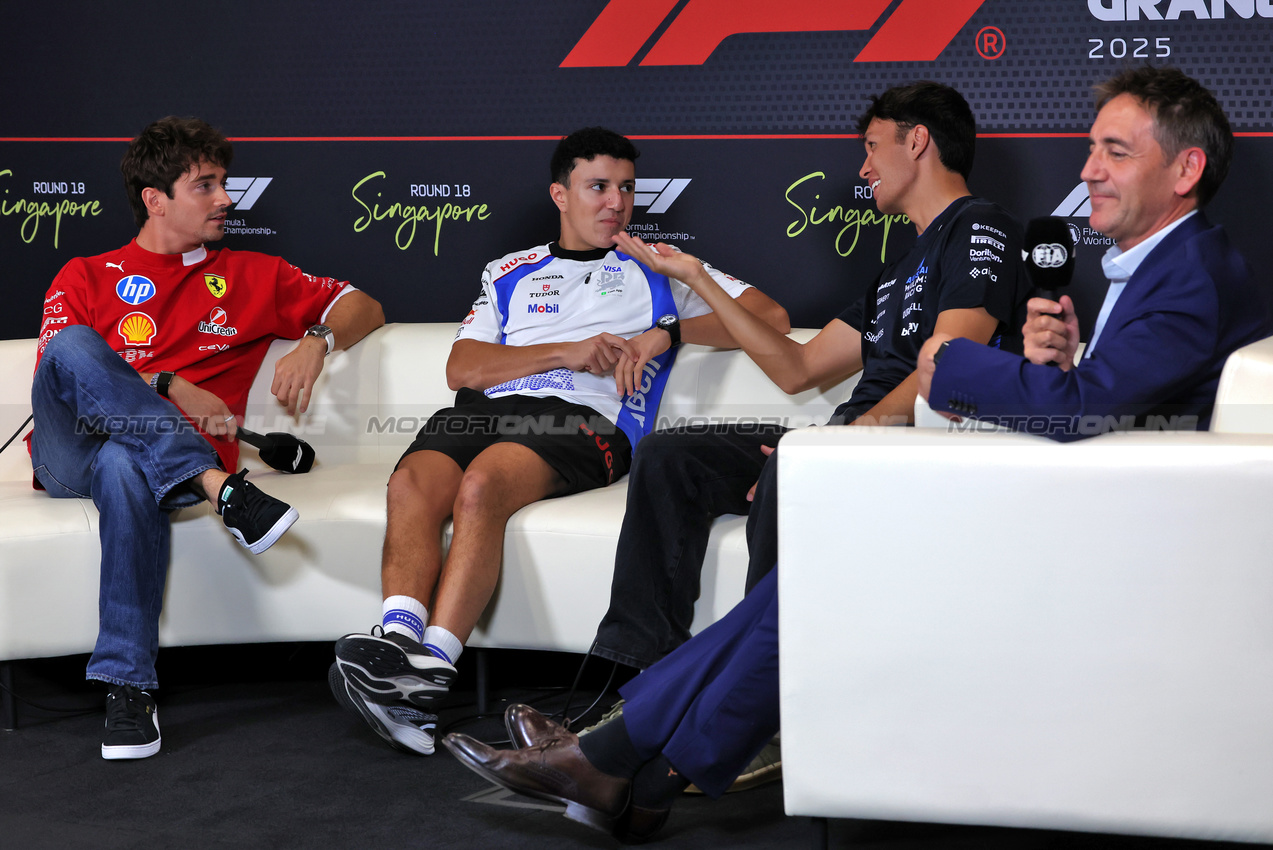 GP SINGAPORE, (L to R): Charles Leclerc (MON) Ferrari; Isack Hadjar (FRA) Racing Bulls; e Alexander Albon (THA) Atlassian Williams Racing, in the FIA Press Conference.

02.10.2025. Formula 1 World Championship, Rd 18, Singapore Grand Prix, Marina Bay Street Circuit, Singapore, Preparation Day.

 - www.xpbimages.com, EMail: requests@xpbimages.com © Copyright: Rew / XPB Images
