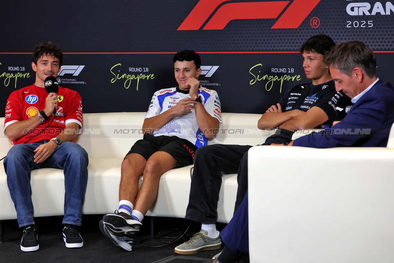 GP SINGAPORE, (L to R): Charles Leclerc (MON) Ferrari; Isack Hadjar (FRA) Racing Bulls; e Alexander Albon (THA) Atlassian Williams Racing, in the FIA Press Conference.

02.10.2025. Formula 1 World Championship, Rd 18, Singapore Grand Prix, Marina Bay Street Circuit, Singapore, Preparation Day.

 - www.xpbimages.com, EMail: requests@xpbimages.com © Copyright: Rew / XPB Images