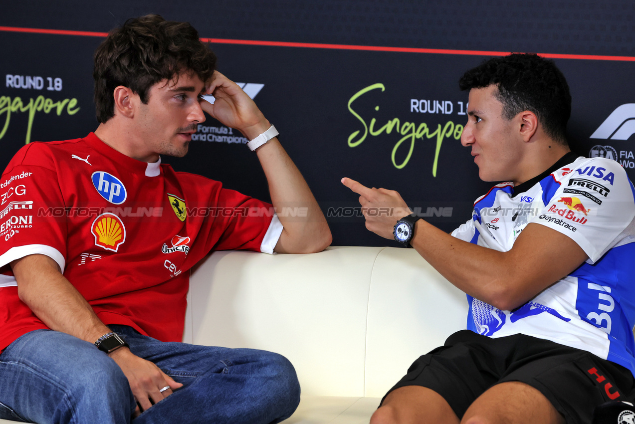 GP SINGAPORE, (L to R): Charles Leclerc (MON) Ferrari e Isack Hadjar (FRA) Racing Bulls, in the FIA Press Conference.

02.10.2025. Formula 1 World Championship, Rd 18, Singapore Grand Prix, Marina Bay Street Circuit, Singapore, Preparation Day.

 - www.xpbimages.com, EMail: requests@xpbimages.com © Copyright: Rew / XPB Images