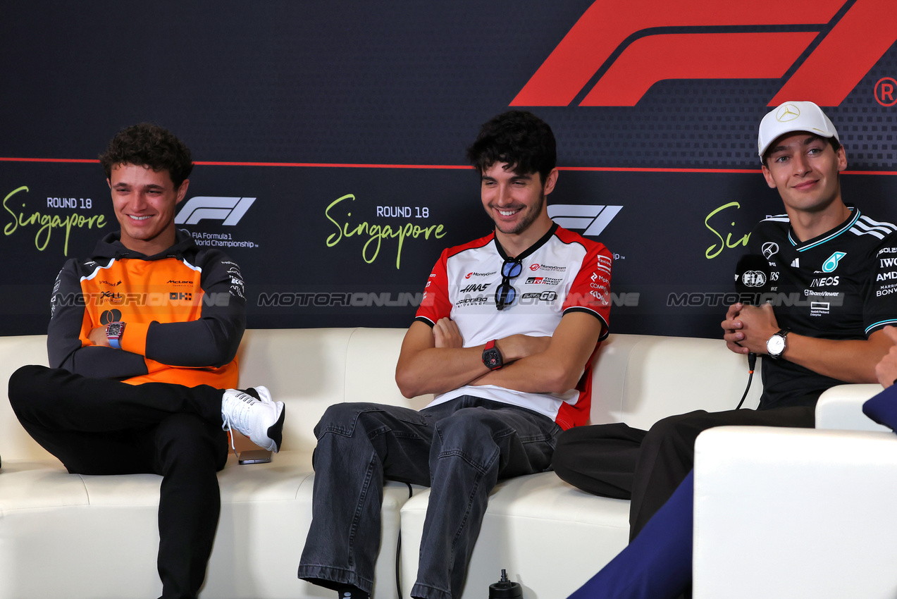 GP SINGAPORE, (L to R): Lando Norris (GBR) McLaren; Esteban Ocon (FRA) Haas F1 Team; e George Russell (GBR) Mercedes AMG F1, in the FIA Press Conference.

02.10.2025. Formula 1 World Championship, Rd 18, Singapore Grand Prix, Marina Bay Street Circuit, Singapore, Preparation Day.

 - www.xpbimages.com, EMail: requests@xpbimages.com © Copyright: Rew / XPB Images