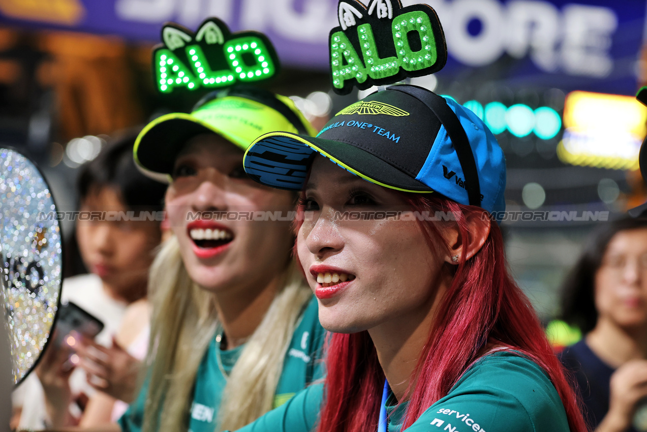 GP SINGAPORE, Circuit Atmosfera - Fernando Alonso (ESP) Aston Martin F1 Team fans.

02.10.2025. Formula 1 World Championship, Rd 18, Singapore Grand Prix, Marina Bay Street Circuit, Singapore, Preparation Day.

- www.xpbimages.com, EMail: requests@xpbimages.com © Copyright: Moy / XPB Images