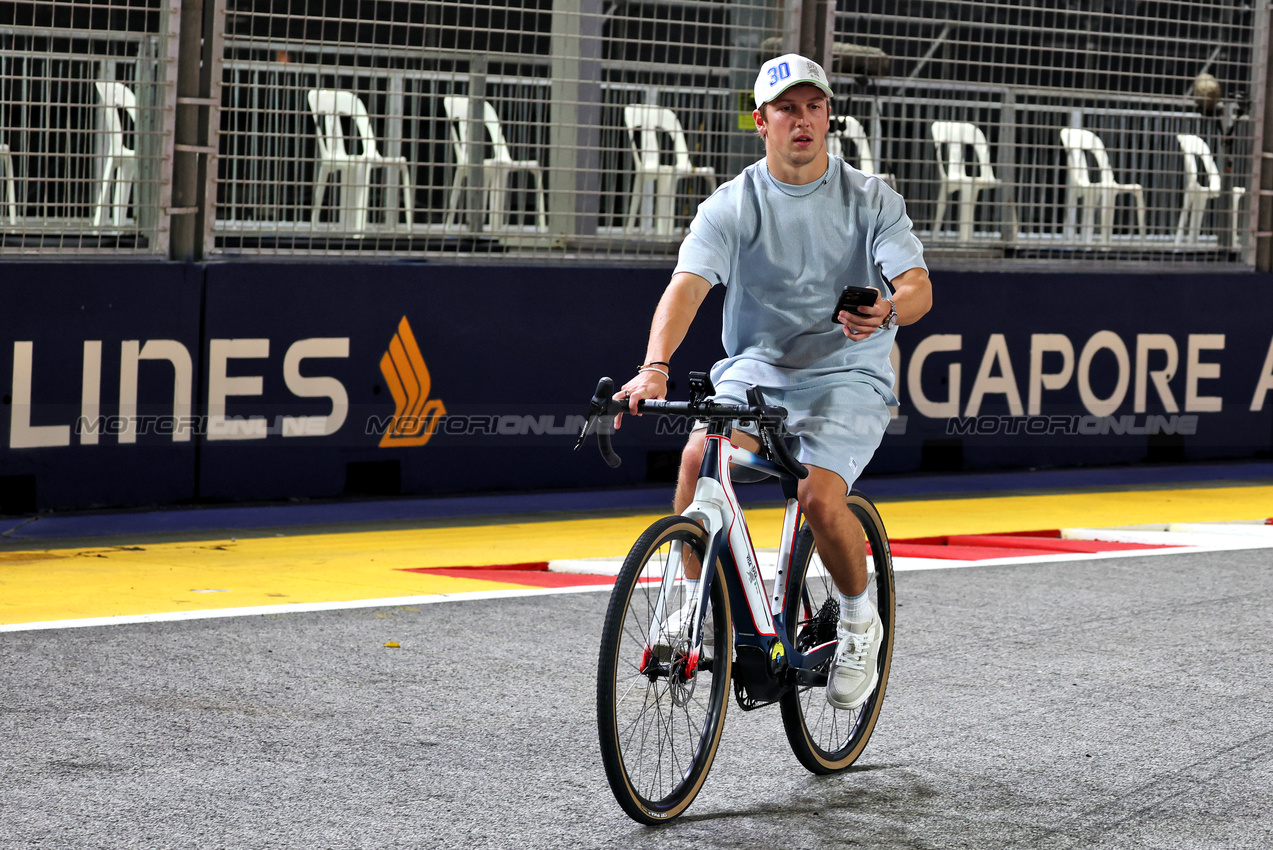 GP SINGAPORE, Liam Lawson (NZL) Racing Bulls rides the circuit.

02.10.2025. Formula 1 World Championship, Rd 18, Singapore Grand Prix, Marina Bay Street Circuit, Singapore, Preparation Day.

- www.xpbimages.com, EMail: requests@xpbimages.com © Copyright: Moy / XPB Images