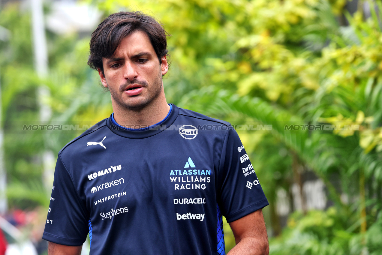 GP SINGAPORE, Carlos Sainz (ESP) Atlassian Williams Racing.

02.10.2025. Formula 1 World Championship, Rd 18, Singapore Grand Prix, Marina Bay Street Circuit, Singapore, Preparation Day.

- www.xpbimages.com, EMail: requests@xpbimages.com © Copyright: Bearne / XPB Images