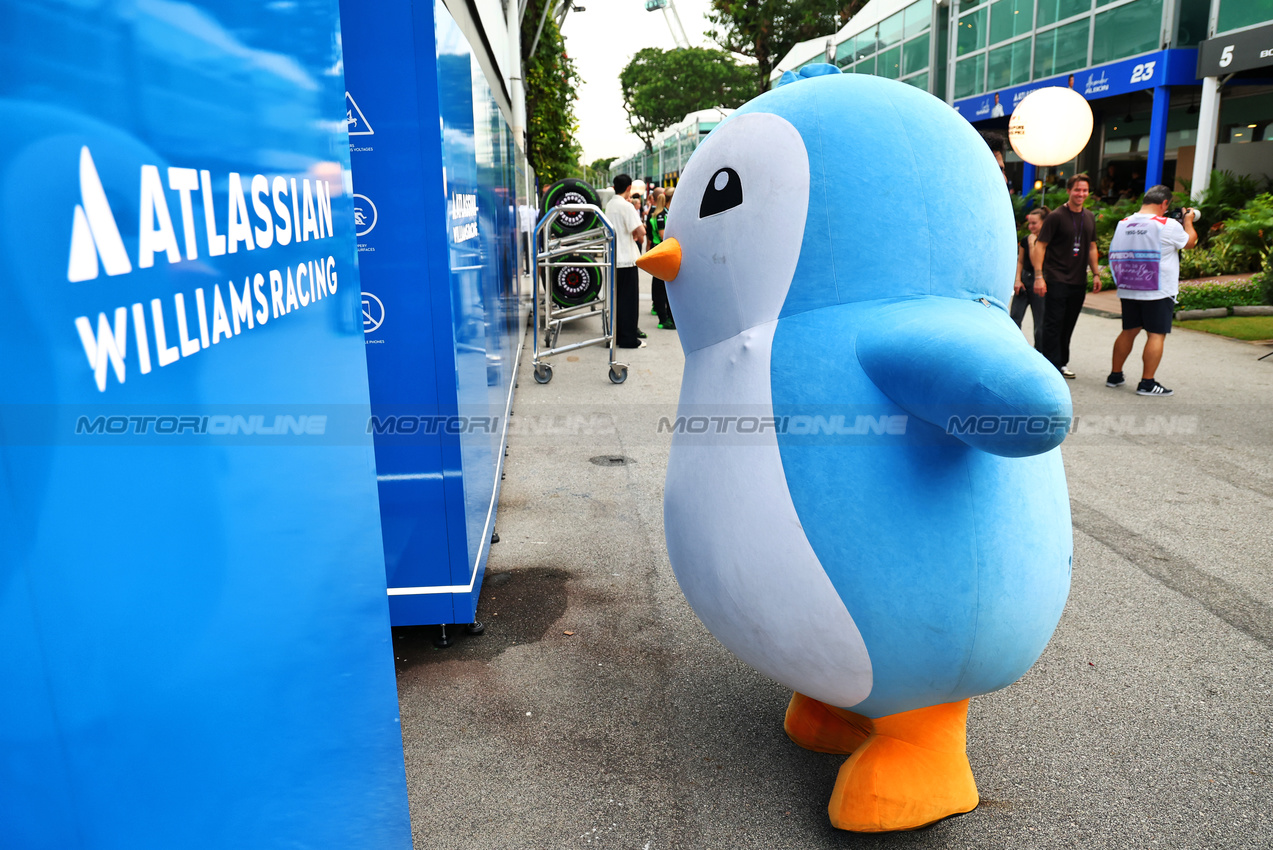 GP SINGAPORE, Atlassian Williams Racing - large cuddly toy.

02.10.2025. Formula 1 World Championship, Rd 18, Singapore Grand Prix, Marina Bay Street Circuit, Singapore, Preparation Day.

- www.xpbimages.com, EMail: requests@xpbimages.com © Copyright: Batchelor / XPB Images