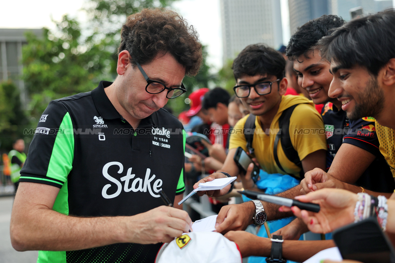 GP SINGAPORE, Mattia Binotto (ITA) Sauber Motorsport Chief Operating e Chief Technical Officer with fans.

02.10.2025. Formula 1 World Championship, Rd 18, Singapore Grand Prix, Marina Bay Street Circuit, Singapore, Preparation Day.

- www.xpbimages.com, EMail: requests@xpbimages.com © Copyright: Bearne / XPB Images