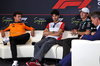 GP SINGAPORE, (L to R): Lando Norris (GBR) McLaren; Esteban Ocon (FRA) Haas F1 Team; e George Russell (GBR) Mercedes AMG F1, in the FIA Press Conference.

02.10.2025. Formula 1 World Championship, Rd 18, Singapore Grand Prix, Marina Bay Street Circuit, Singapore, Preparation Day.

 - www.xpbimages.com, EMail: requests@xpbimages.com © Copyright: Rew / XPB Images
