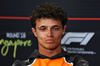 GP SINGAPORE, Lando Norris (GBR) McLaren in the FIA Press Conference.

02.10.2025. Formula 1 World Championship, Rd 18, Singapore Grand Prix, Marina Bay Street Circuit, Singapore, Preparation Day.

 - www.xpbimages.com, EMail: requests@xpbimages.com © Copyright: Rew / XPB Images