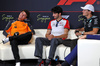 GP SINGAPORE, (L to R): Lando Norris (GBR) McLaren; Esteban Ocon (FRA) Haas F1 Team; e George Russell (GBR) Mercedes AMG F1, in the FIA Press Conference.

02.10.2025. Formula 1 World Championship, Rd 18, Singapore Grand Prix, Marina Bay Street Circuit, Singapore, Preparation Day.

 - www.xpbimages.com, EMail: requests@xpbimages.com © Copyright: Rew / XPB Images