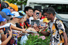 GP SINGAPORE, Lawrence Barretto (GBR) F1 Presenter with fans.

02.10.2025. Formula 1 World Championship, Rd 18, Singapore Grand Prix, Marina Bay Street Circuit, Singapore, Preparation Day.

- www.xpbimages.com, EMail: requests@xpbimages.com © Copyright: Moy / XPB Images
