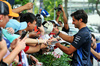 GP SINGAPORE, Carlos Sainz (ESP) Atlassian Williams Racing with fans.

02.10.2025. Formula 1 World Championship, Rd 18, Singapore Grand Prix, Marina Bay Street Circuit, Singapore, Preparation Day.

- www.xpbimages.com, EMail: requests@xpbimages.com © Copyright: Moy / XPB Images