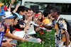 GP SINGAPORE, Lawrence Barretto (GBR) F1 Presenter with fans.

02.10.2025. Formula 1 World Championship, Rd 18, Singapore Grand Prix, Marina Bay Street Circuit, Singapore, Preparation Day.

- www.xpbimages.com, EMail: requests@xpbimages.com © Copyright: Moy / XPB Images