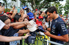 GP SINGAPORE, Carlos Sainz (ESP) Atlassian Williams Racing with fans.

02.10.2025. Formula 1 World Championship, Rd 18, Singapore Grand Prix, Marina Bay Street Circuit, Singapore, Preparation Day.

- www.xpbimages.com, EMail: requests@xpbimages.com © Copyright: Moy / XPB Images
